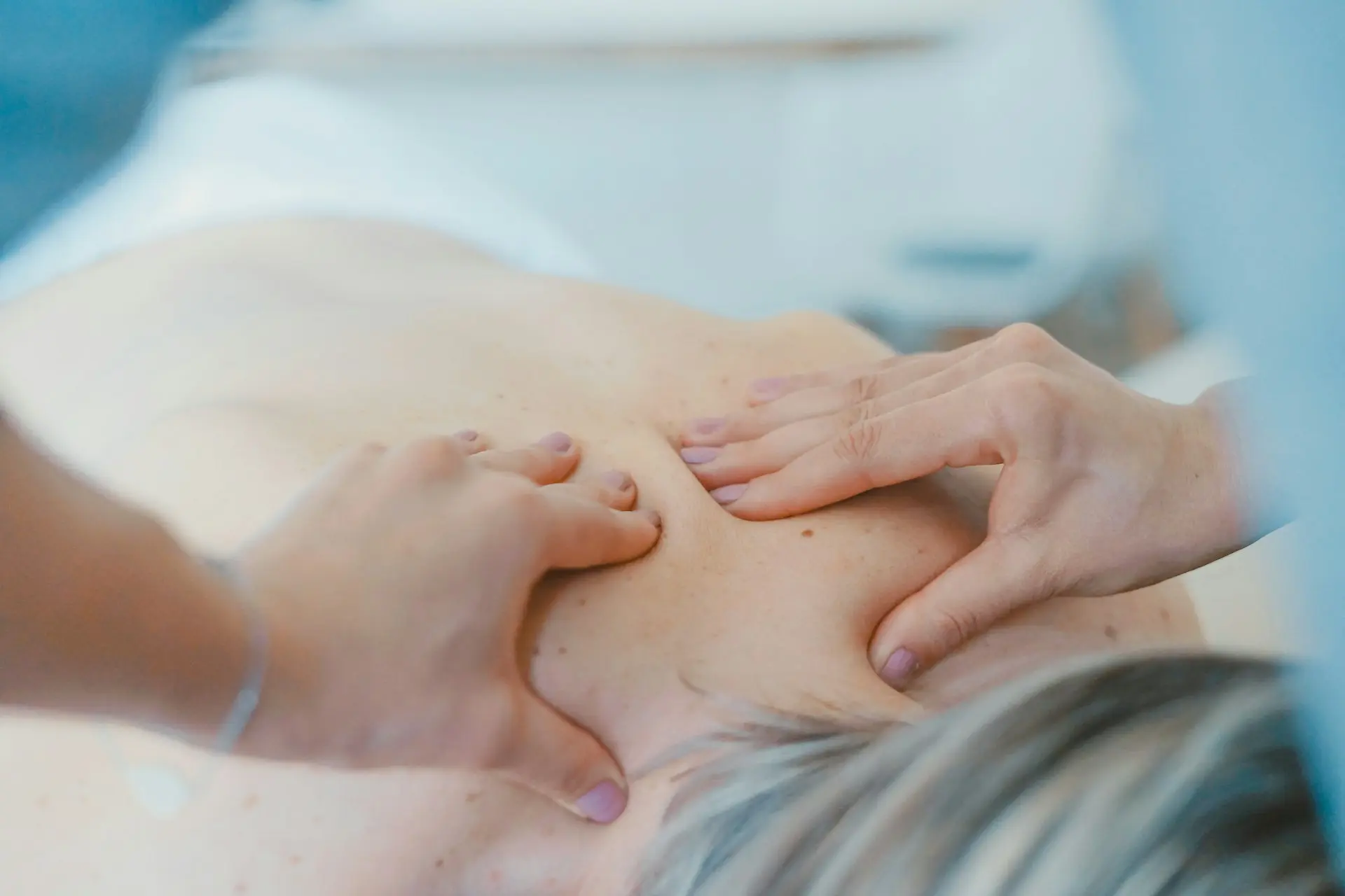 Terapia manuale sulla schiena durante una seduta